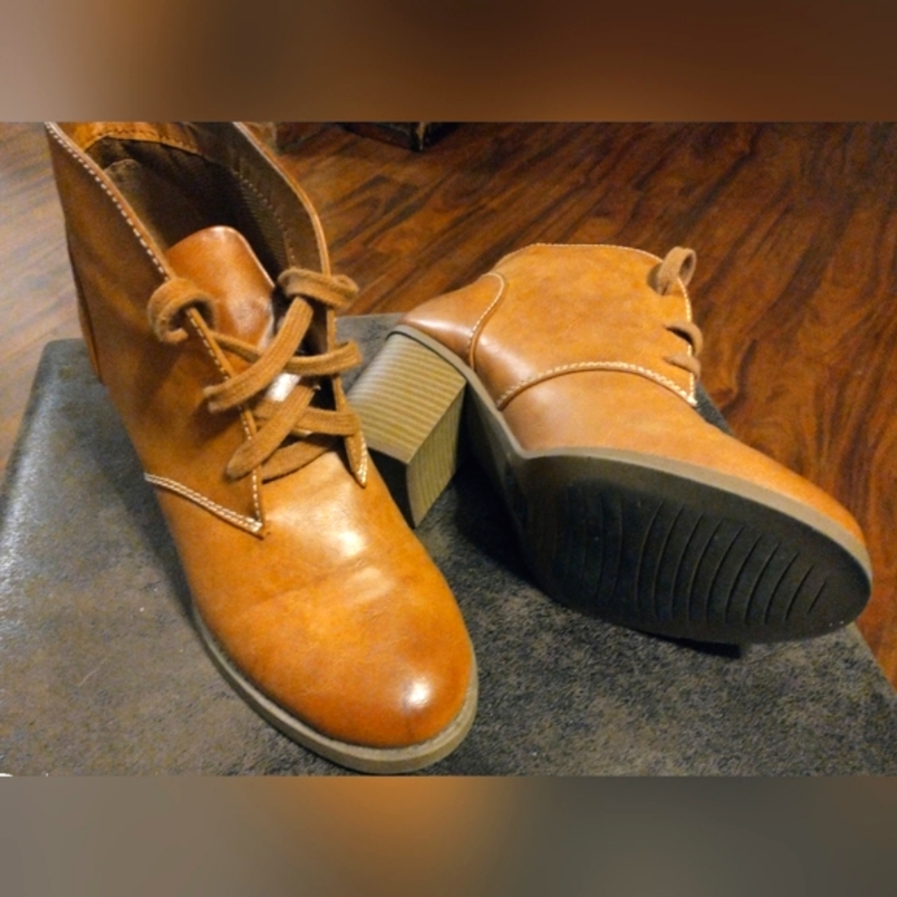 Women's By The Way (BTW) light brown leather ankle boots with laces sz 7.5
